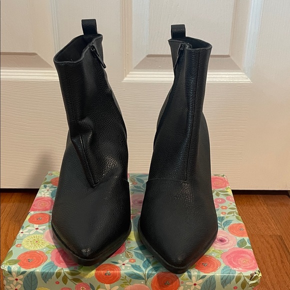 Old Navy Faux-Leather Pointy Boots for Women - Picture 1 of 16